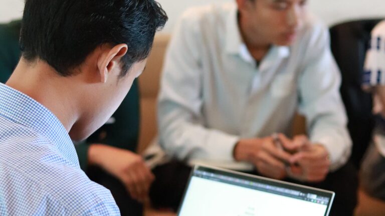 Employee doing online research to depict choosing the best background screening vendor