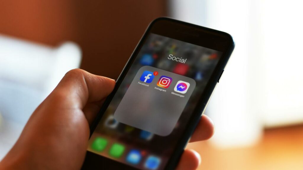 Mobile Device with Social Media Apps on Homescreen to Represent Social Media Screening