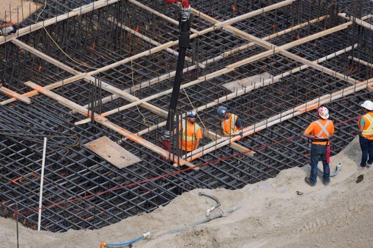 Construction workers at construction site representing Canadian construction staffing trends 2025