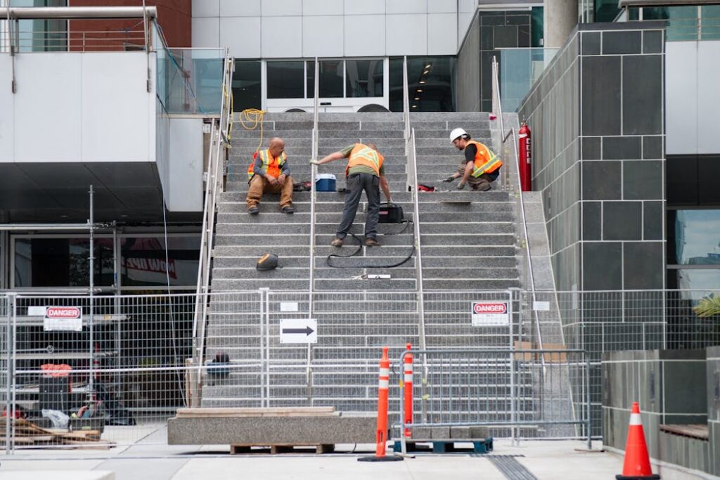 Construction workers in downtown Toronto to represent Canadian construction staffing trends 2025